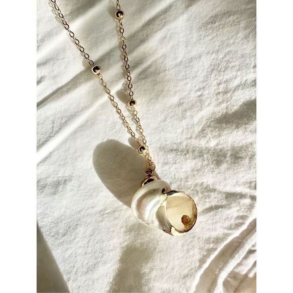 Pearlescent Gold trim seashell pendant necklace Loop - Picture 3 of 4
